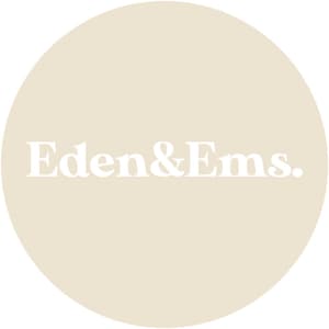 Puede incluir: Un c&iacute;rculo beige con el texto "Eden & Ems." en blanco.
