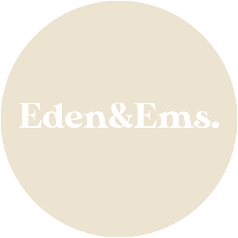 Puede incluir: Un c&iacute;rculo beige con el texto "Eden & Ems." en blanco.