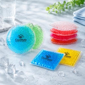 Puede incluir: Una colección de paquetes de perlas de gel redondos y cuadrados en azul, verde, rosa, rojo y amarillo. Cada paquete presenta el logotipo y el texto de CoolMate. Los paquetes redondos están apilados o dispuestos, mientras los cuadrados están planos.