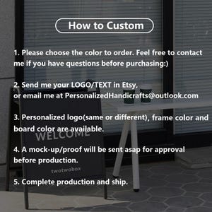 Puede incluir: Un letrero tipo caballete negro con el texto 'WELCOME' y 'twotwobox'. La imagen incluye instrucciones tituladas 'How to Custom' con cinco pasos numerados para realizar el pedido, incluyendo informaci&oacute;n de contacto y el proceso de env&iacute;o de logo.