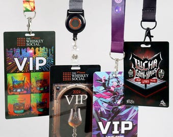 Może przedstawiać: Kolekcja identyfikatorów VIP na wydarzenia z kolorowymi smyczami. Identyfikatory zawierają logo i tekst wydarzeń, w tym "The Whiskey Social", "MIKU EXPO" i "Lucha Goth Haus". Smycze mają różne wzory i kolory.