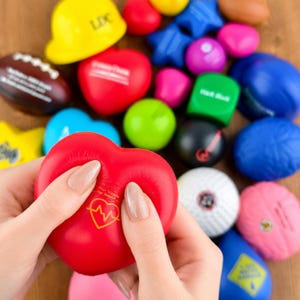 50 pelotas de esponja personalizadas para aliviar el estrés, pelotas con logotipo personalizado, juguete antiestrés suave y satisfactorio.
