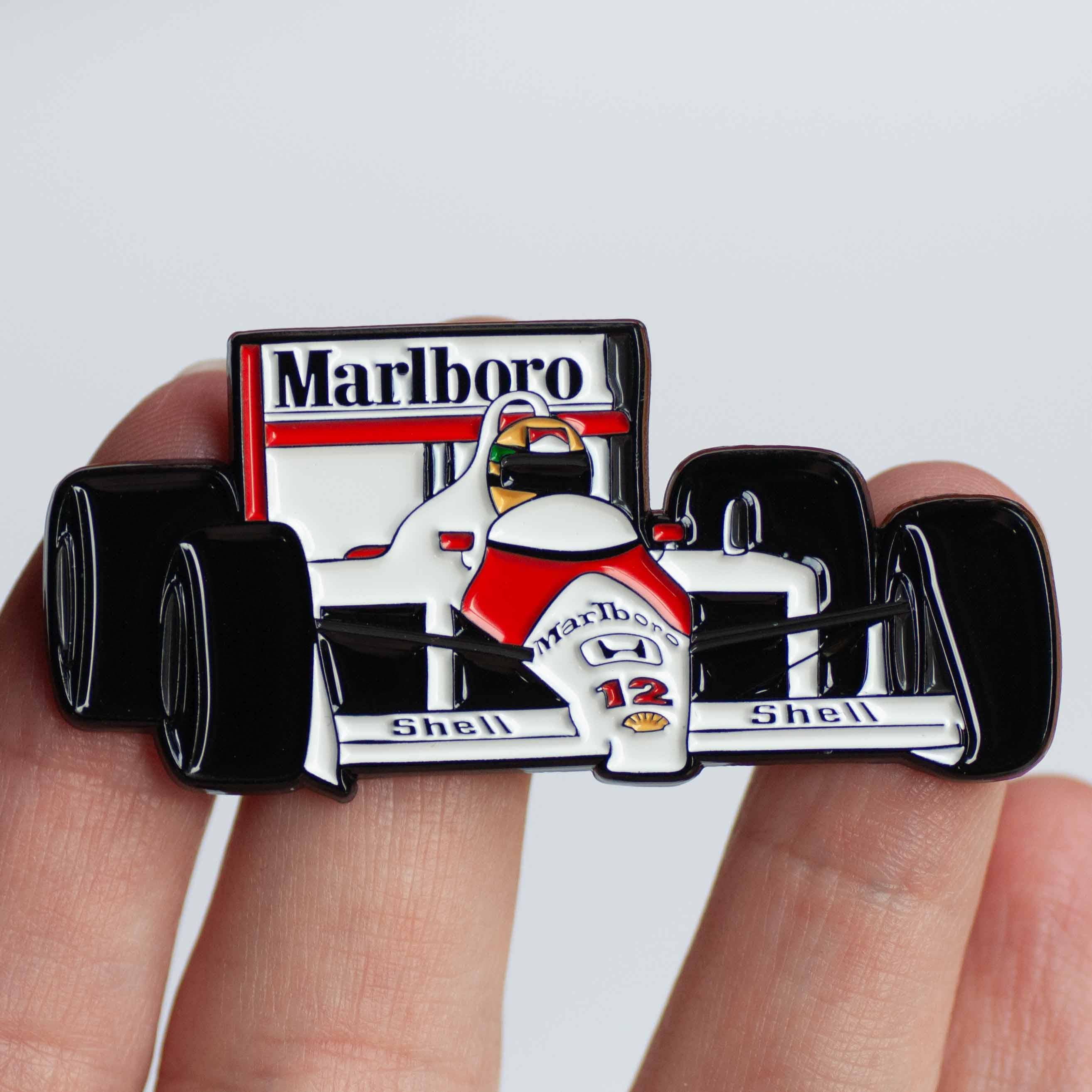 Pin esmaltado del coche de Fórmula 1 MP4/4 de Ayrton Senna