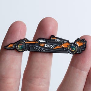 Pin's F1 ELF – Voiture De Sport Formule 1 – Émail – Occasion Signé