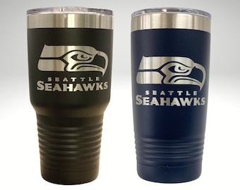 Vaso de los Seattle Seahawks grabado con láser: color camello polar, con aislamiento