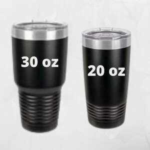 Puede incluir: Dos vasos de acero inoxidable negro con tapas. El vaso m&aacute;s grande es de 30 oz y el m&aacute;s peque&ntilde;o de 20 oz.