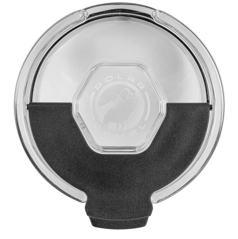 Puede incluir: Tapa de pl&aacute;stico transparente con un anillo de goma negro y una base de silicona negra. La tapa tiene un logotipo hexagonal con el texto "POLAR LIFE" y un gr&aacute;fico de cordillera.