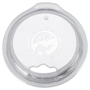 Op de afbeelding: Een doorzichtig plastic deksel met een zilveren rand en een klein gaatje in het midden. Het deksel heeft een wit logo met de tekst "POLAR CAMEL" met een gestileerd kameel- en bergontwerp.