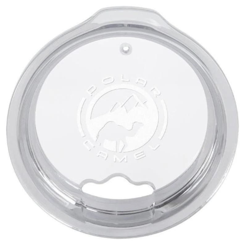 Op de afbeelding: Een doorzichtig plastic deksel met een zilveren rand en een klein gaatje in het midden. Het deksel heeft een wit logo met de tekst "POLAR CAMEL" met een gestileerd kameel- en bergontwerp.