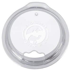 Puede incluir: Tapa de pl&aacute;stico transparente para un vaso con un borde plateado y un peque&ntilde;o agujero en el centro. La tapa tiene un logotipo que dice "Polar Camel" con un dise&ntilde;o estilizado de camello y monta&ntilde;a.