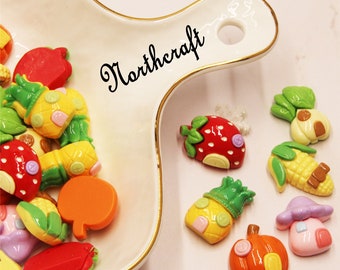 Cabujones de resina de frutas y verduras: calabaza, repollo, champiñones, piña y fresas.