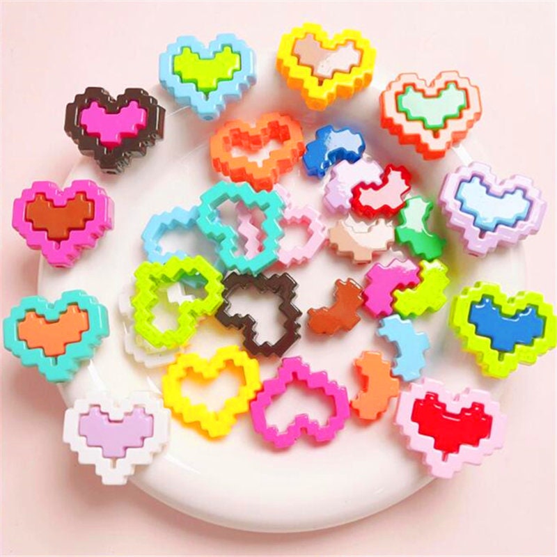 ピクセルアートハートビーズ10個：UVコーティング樹脂ジュエリー