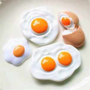Huevos fritos, simulación de dibujos animados de resina, comida falsa para hacer joyería DIY, artesanías, accesorios para muñecas en miniatura