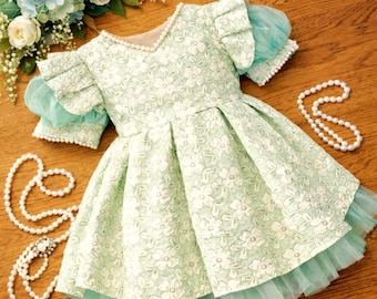 Abito in broccato floreale verde menta: ispirato allo stile vintage, con maniche a sbuffo, perfetto per feste e occasioni speciali.