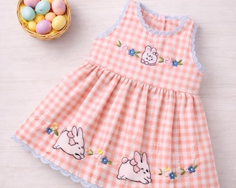 Vestito pasquale per bambine: quadretti rosa pesca, coniglietto ricamato e pizzo