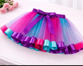 Tutù di tulle colorato, nastro decorativo, gonna giocosa