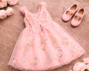 Abito in tulle rosa ricamato con schiena a farfalla – Damigella d'onore fatata invitata a un matrimonio