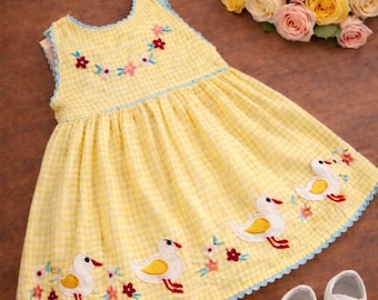 Vestito pasquale per bambine, con fiori e paperelle ricamati, senza maniche e foderato