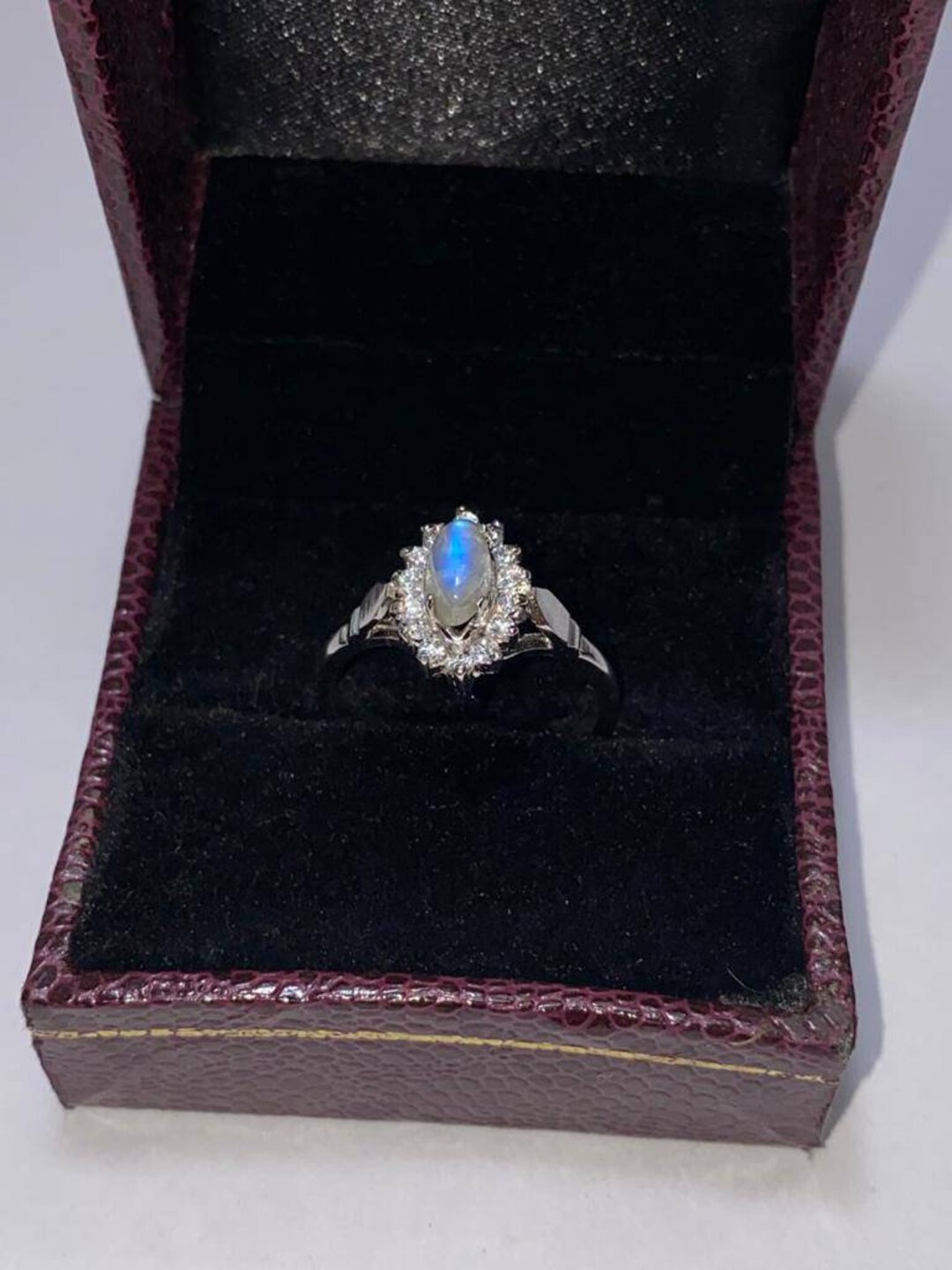 彼女へのプレゼントに、ジルコン付きレインボームーンストーンリング