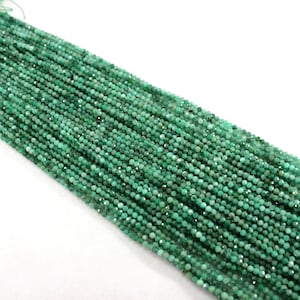 Puede incluir: Una hebra de pequeñas cuentas redondas de piedras preciosas verdes. Las cuentas son facetadas y tienen una forma ligeramente irregular. Las cuentas están enhebradas en un hilo fino y están listas para ser utilizadas para la elaboración de joyas.