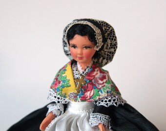 Винтажная французская кукла марки Mabel с фирменной этикеткой