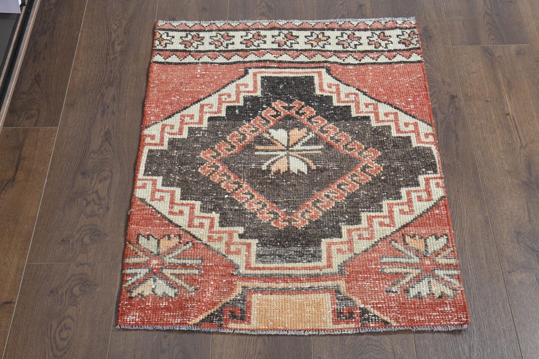 オレンジ色のトルコ製ヴィンテージラグ：小さな部族風玄関マット（2.2