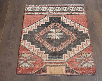 オレンジ色のトルコ製ヴィンテージラグ：小さな部族風玄関マット（2.2