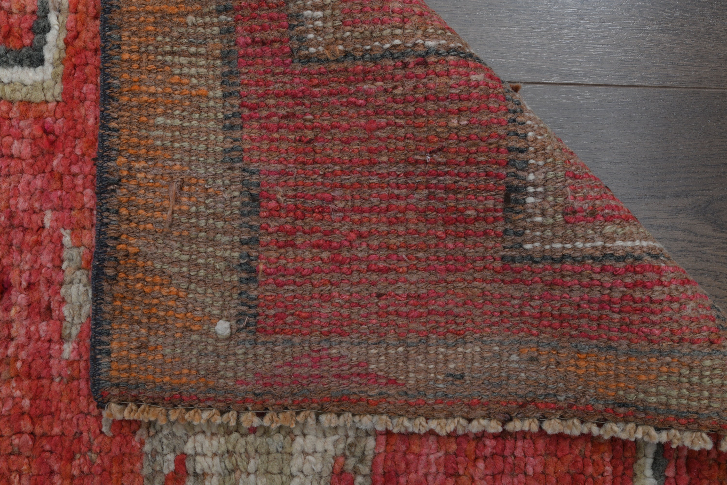 ピンクオレンジのトルコ製ランナーラグ：ヴィンテージウールの