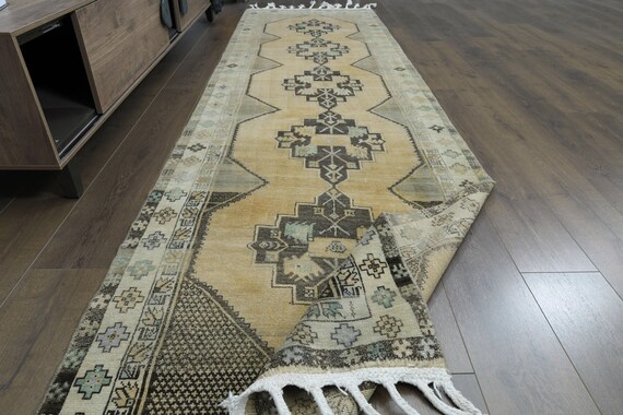 希少なデザインのヴィンテージトルコ製ランナーラグ：ボヘミアンシック