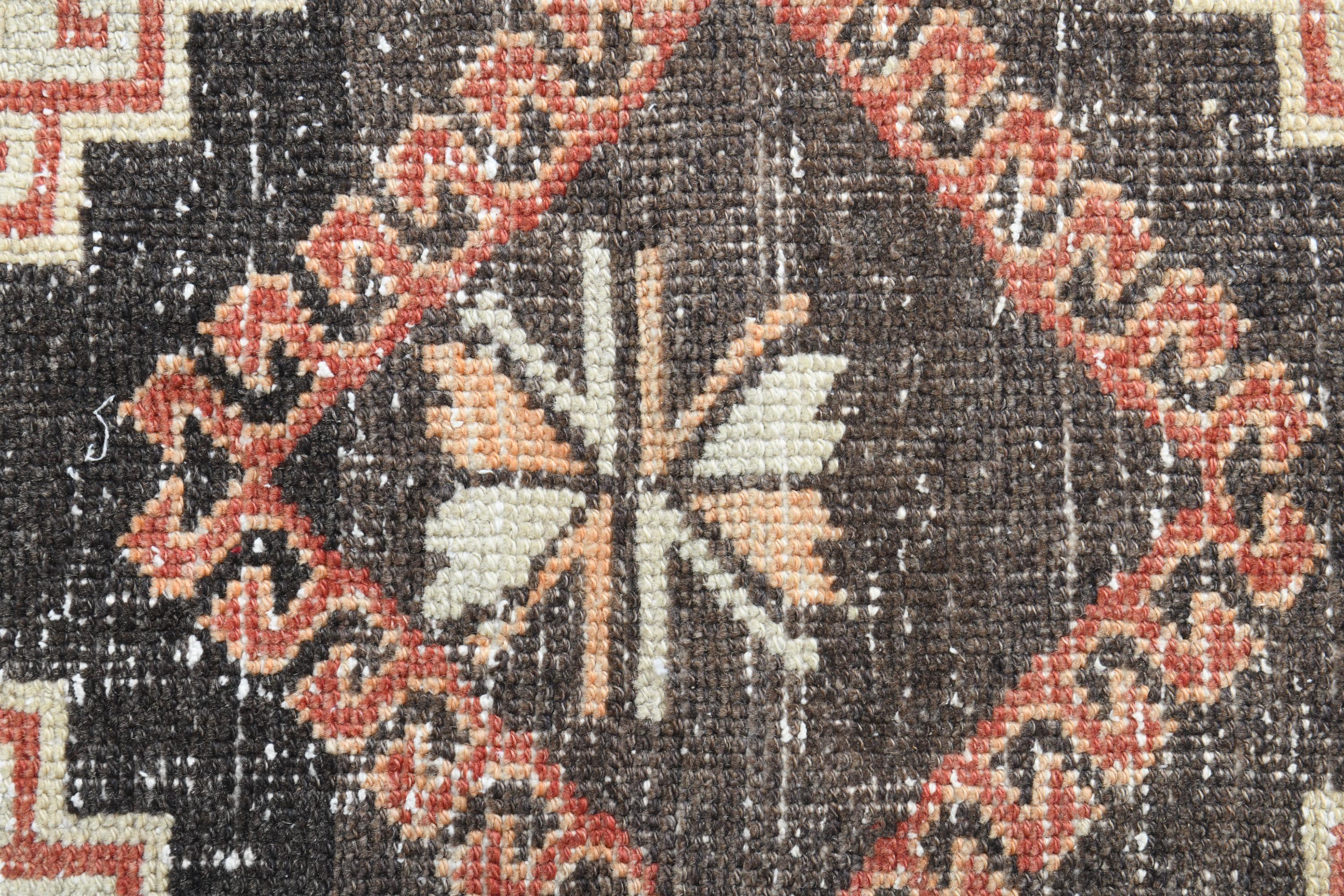 オレンジ色のトルコ製ヴィンテージラグ：小さな部族風玄関マット（2.2