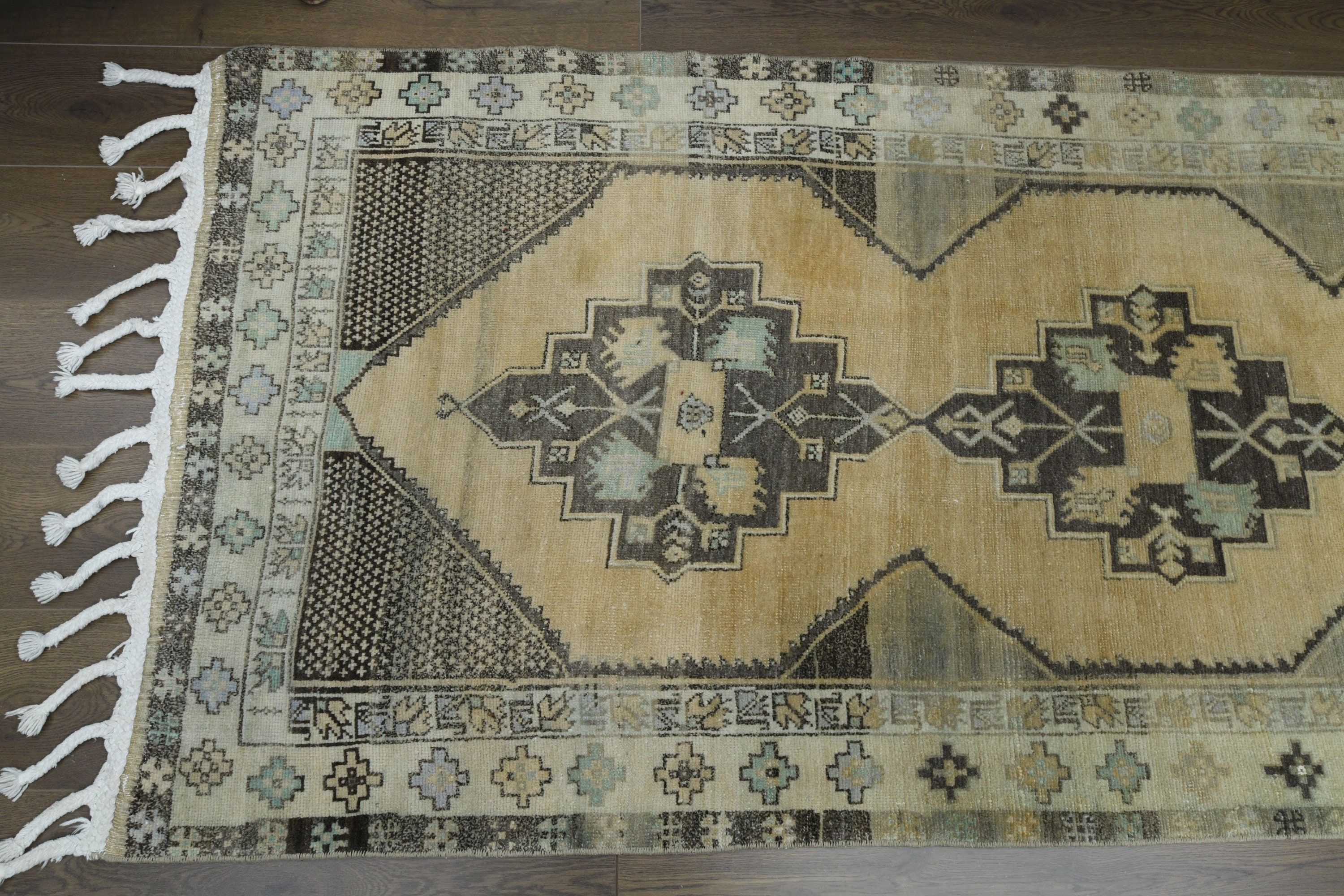 希少なデザインのヴィンテージトルコ製ランナーラグ：ボヘミアンシック