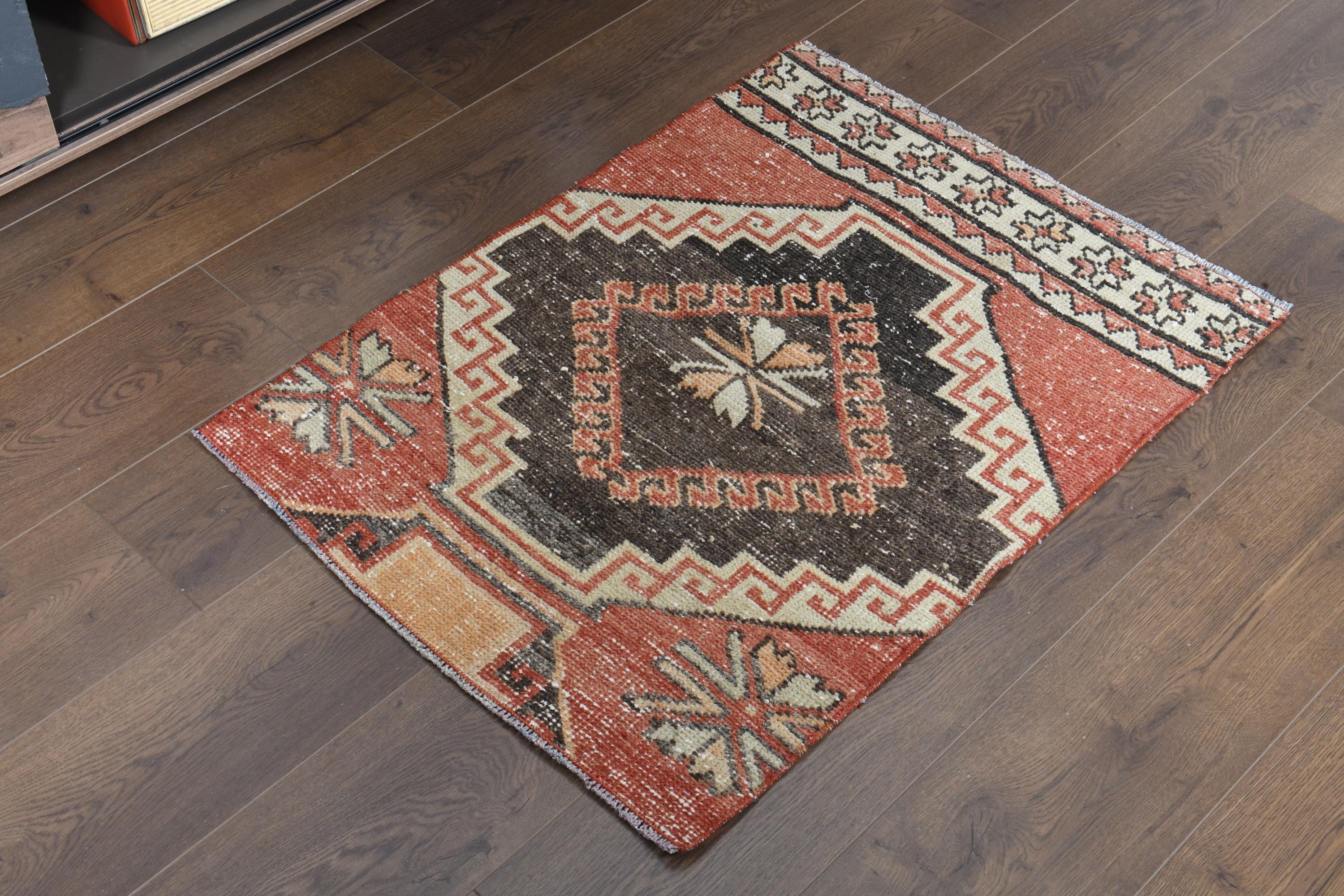 オレンジ色のトルコ製ヴィンテージラグ：小さな部族風玄関マット（2.2