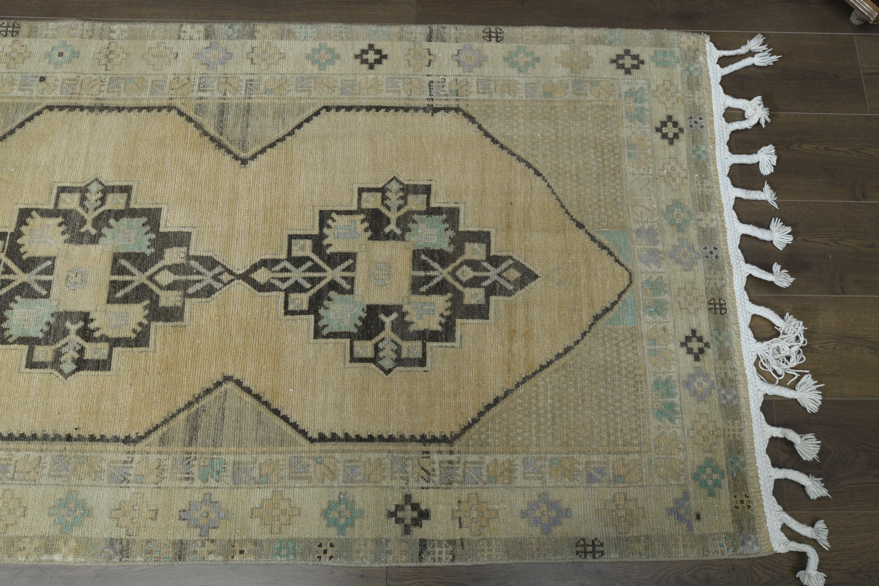 希少なデザインのヴィンテージトルコ製ランナーラグ：ボヘミアンシック