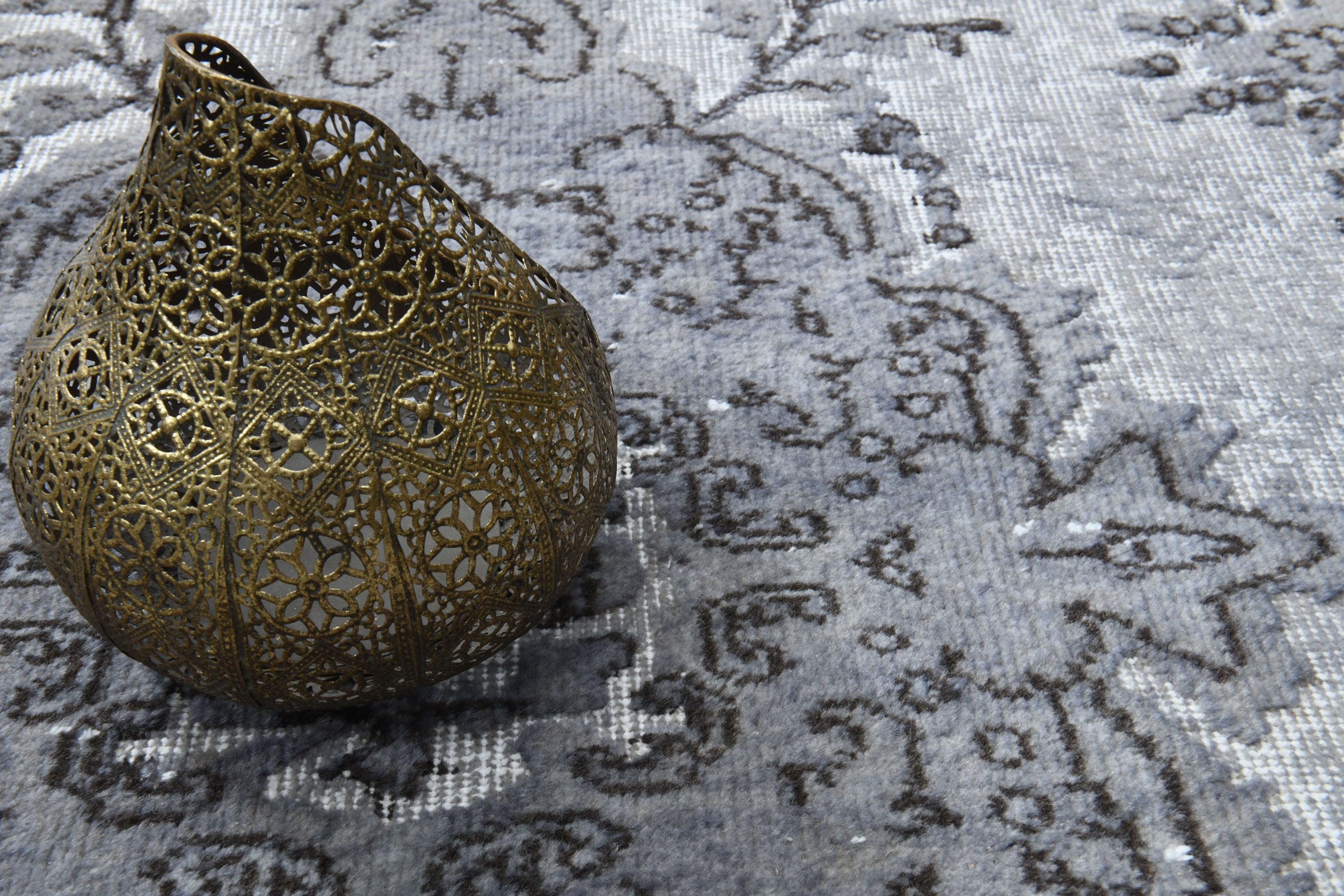 グレー花柄　ヴィンテージラグ　トルコラグ ヴィンテージトルコラグ：グレーの花柄風アンティークカーペット