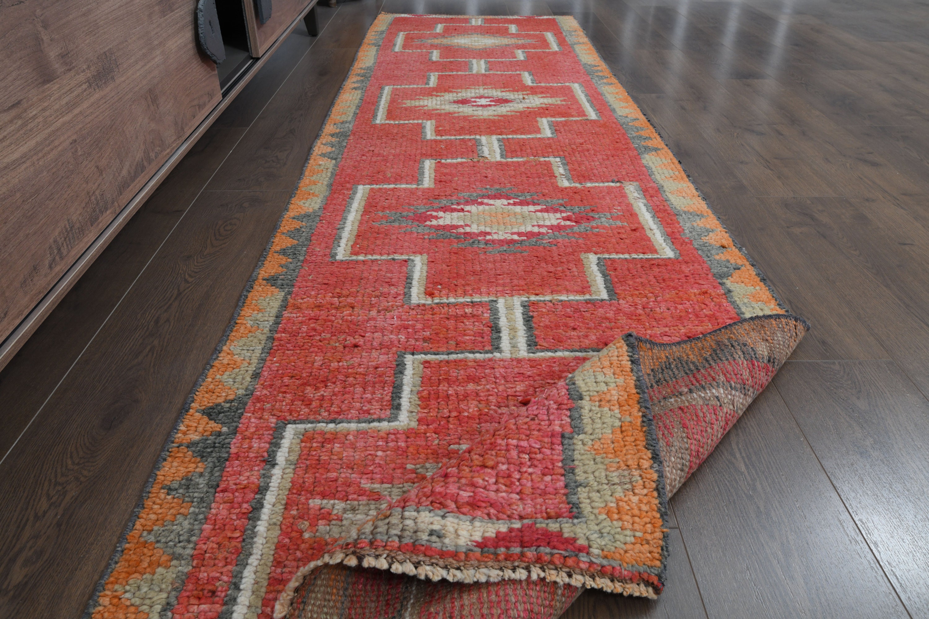 ピンクオレンジのトルコ製ランナーラグ：ヴィンテージウールの