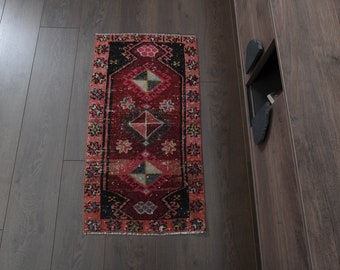 Pink Vintage Turkish Rug: Small Hand-Knotted Boho Rug (1.6x3 ft)