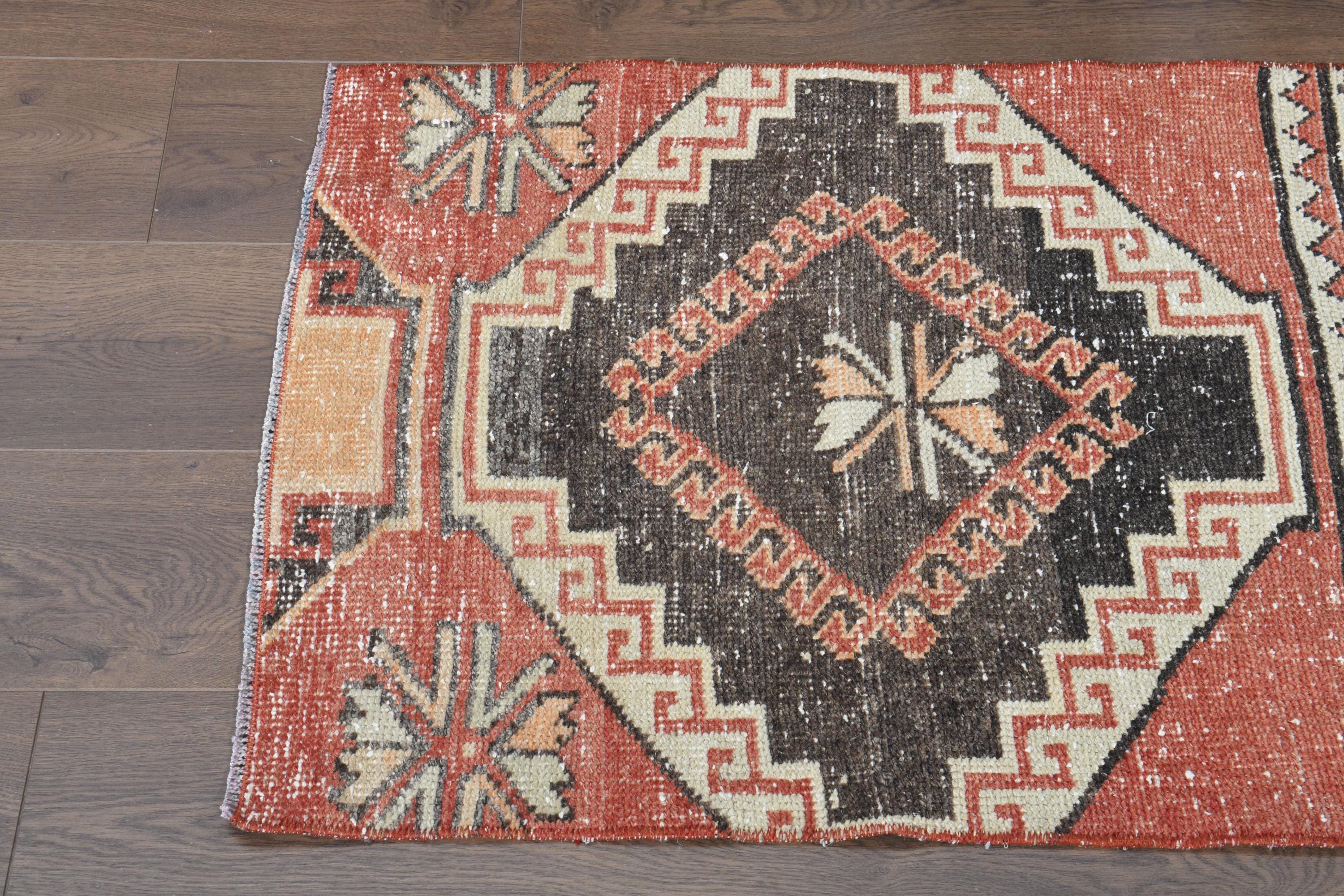 オレンジ色のトルコ製ヴィンテージラグ：小さな部族風玄関マット（2.2