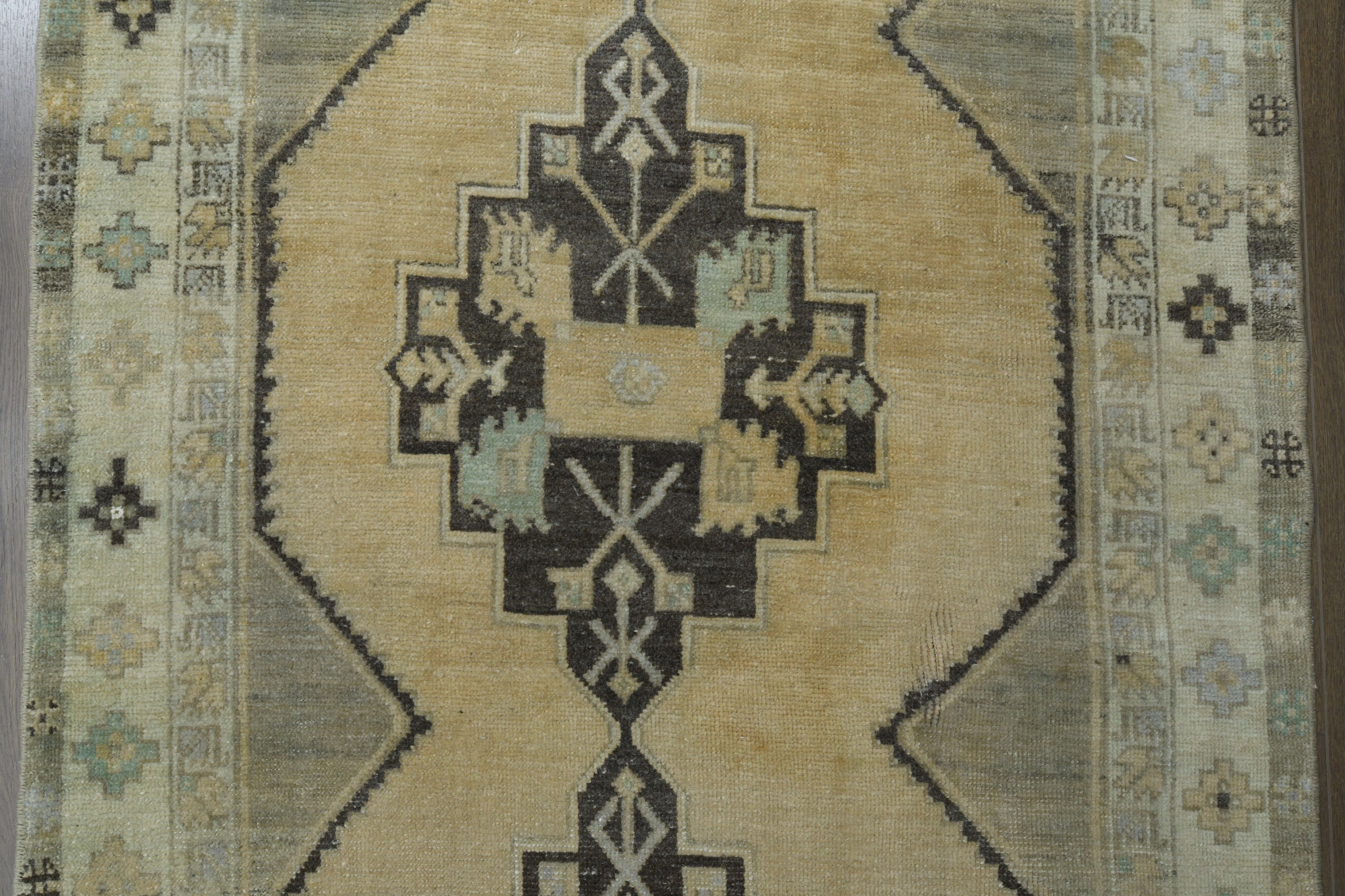 希少なデザインのヴィンテージトルコ製ランナーラグ：ボヘミアンシック