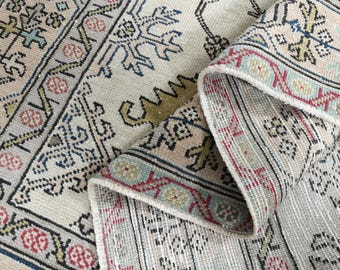 Vintage Floral Area Rug: Hand-Knotted Persian Style Carpet