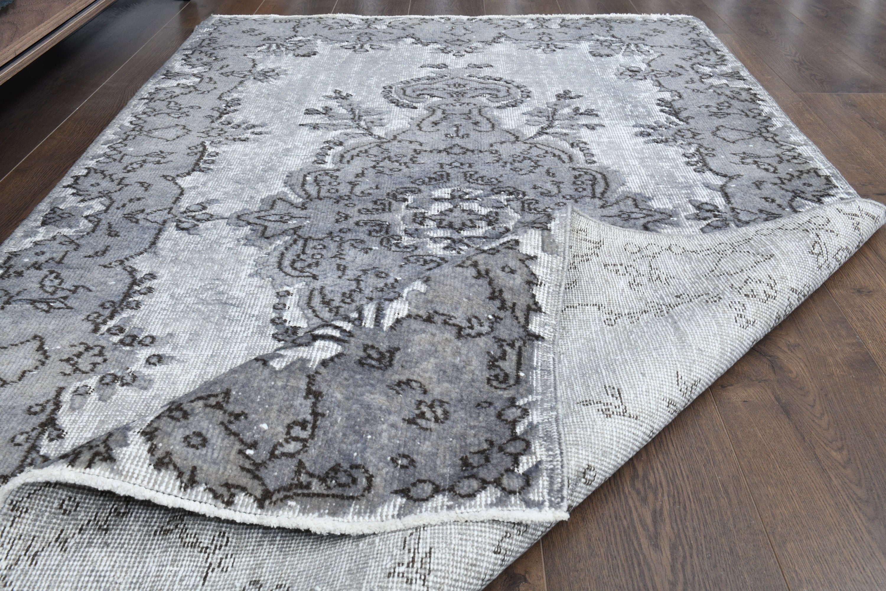 グレー花柄　ヴィンテージラグ　トルコラグ ヴィンテージトルコラグ：グレーの花柄風アンティークカーペット