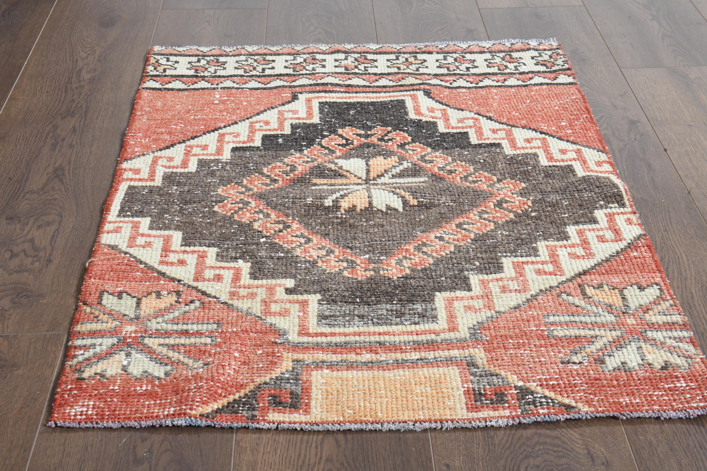 オレンジ色のトルコ製ヴィンテージラグ：小さな部族風玄関マット（2.2