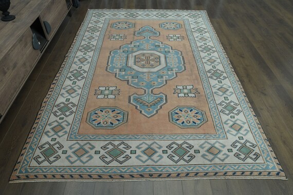 ヴィンテージ ウシャック ラグ: 6'2 x 9 ft、オレンジ色のミニマリスト