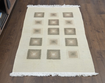 Alfombra Kilim minimalista: Alfombra turca beige y marrón de 3x4,6 pies