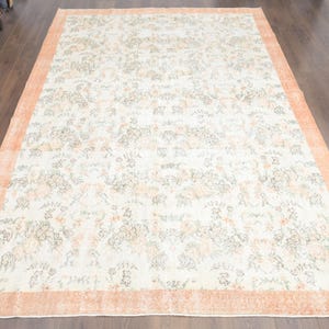 Vintage Oushak-tapijt: 7 x 10,2 ft beige en oranje wollen Turks tapijt met bloemen