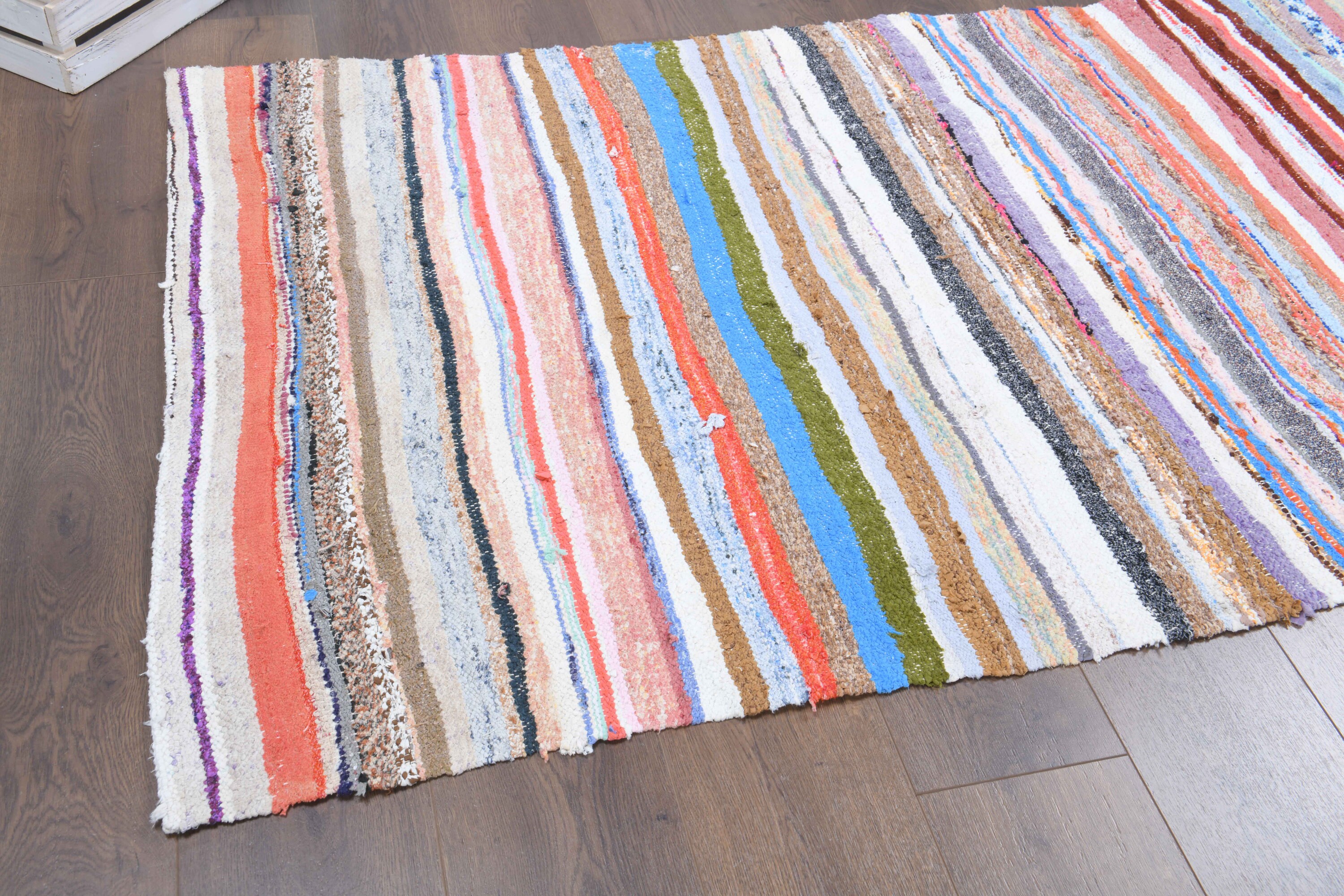 ヴィンテージ トルコ キリム ランナーラグ：ピンク＆ホワイト フラット