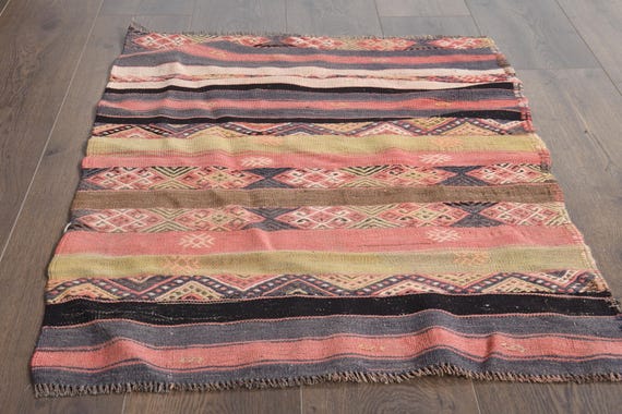 手織りトルコ製ヴィンテージラグ：ピンクトライバルマット（2.3x2.3