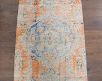 ヴィンテージ トルコ ランナーラグ：手作りのオレンジ色のトライバル
