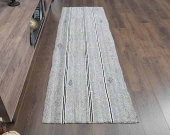 Kelim Läufer: Schwarz-weißer Wollteppich im Flur / Eingangsbereich (60x280cm)