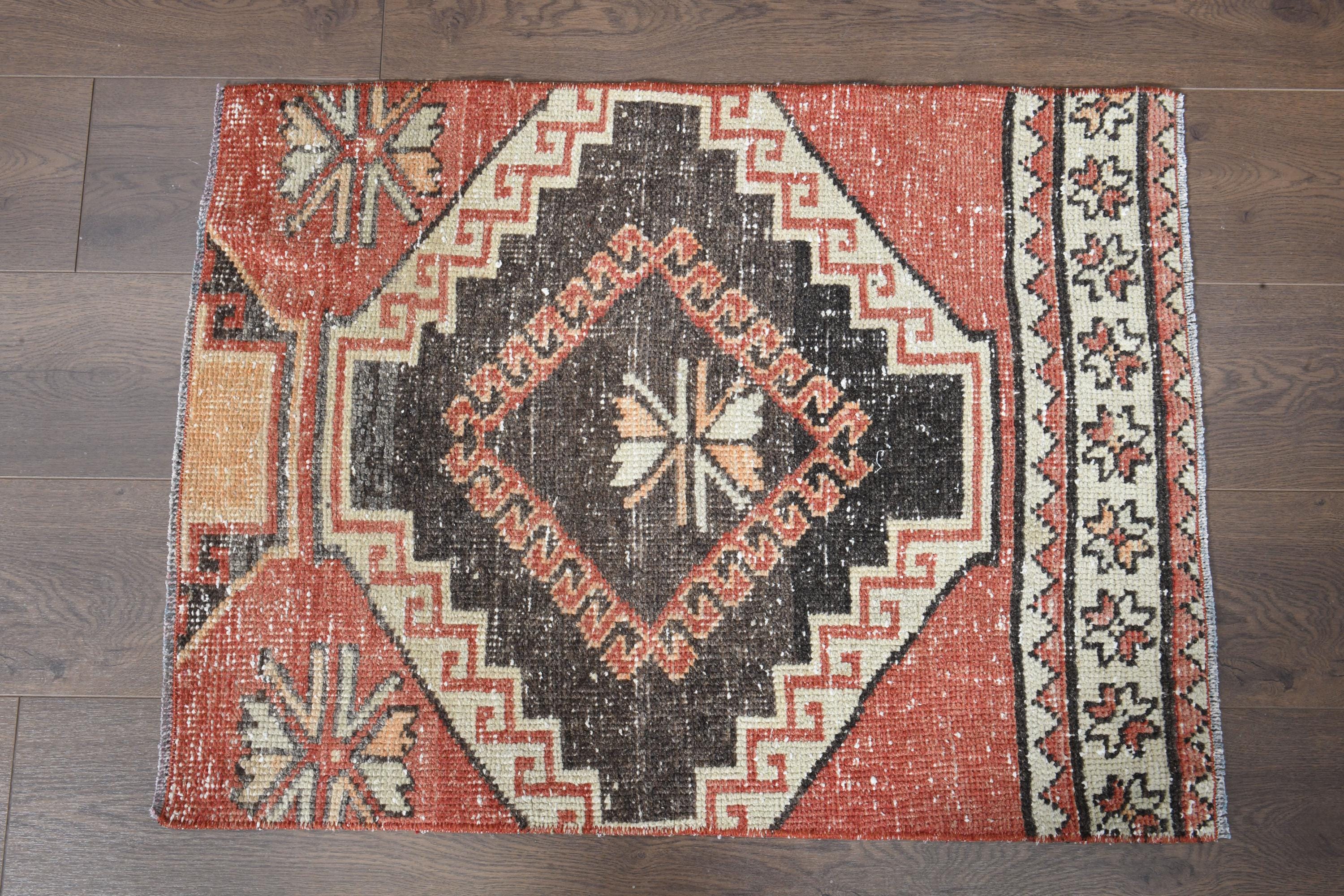 オレンジ色のトルコ製ヴィンテージラグ：小さな部族風玄関マット（2.2