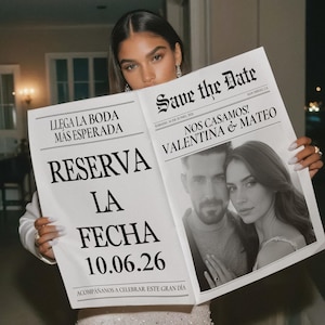 Può includere: Una donna tiene in mano un annuncio di matrimonio in stile giornale. Il titolo recita "Save the Date" con i nomi "Valentina & Mateo" e la data "10.06.26". L'annuncio è in bianco e nero.